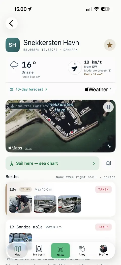 Screenshot of the harbour page for Snekkersten: weather, VHF channel, facilities and the list of berths with their status.